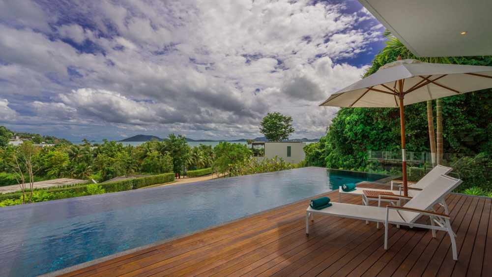 Villa Abiente - Pool area overlooking the beautiful bay